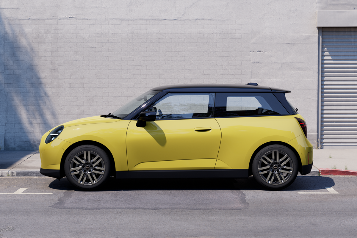 MINI Countryman eléctrico en la carretera.